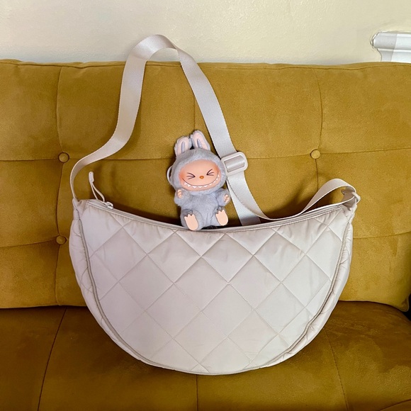 NWOT/ UNIQLO Off White Quilted Shoulder Bag - Picture 2 of 10